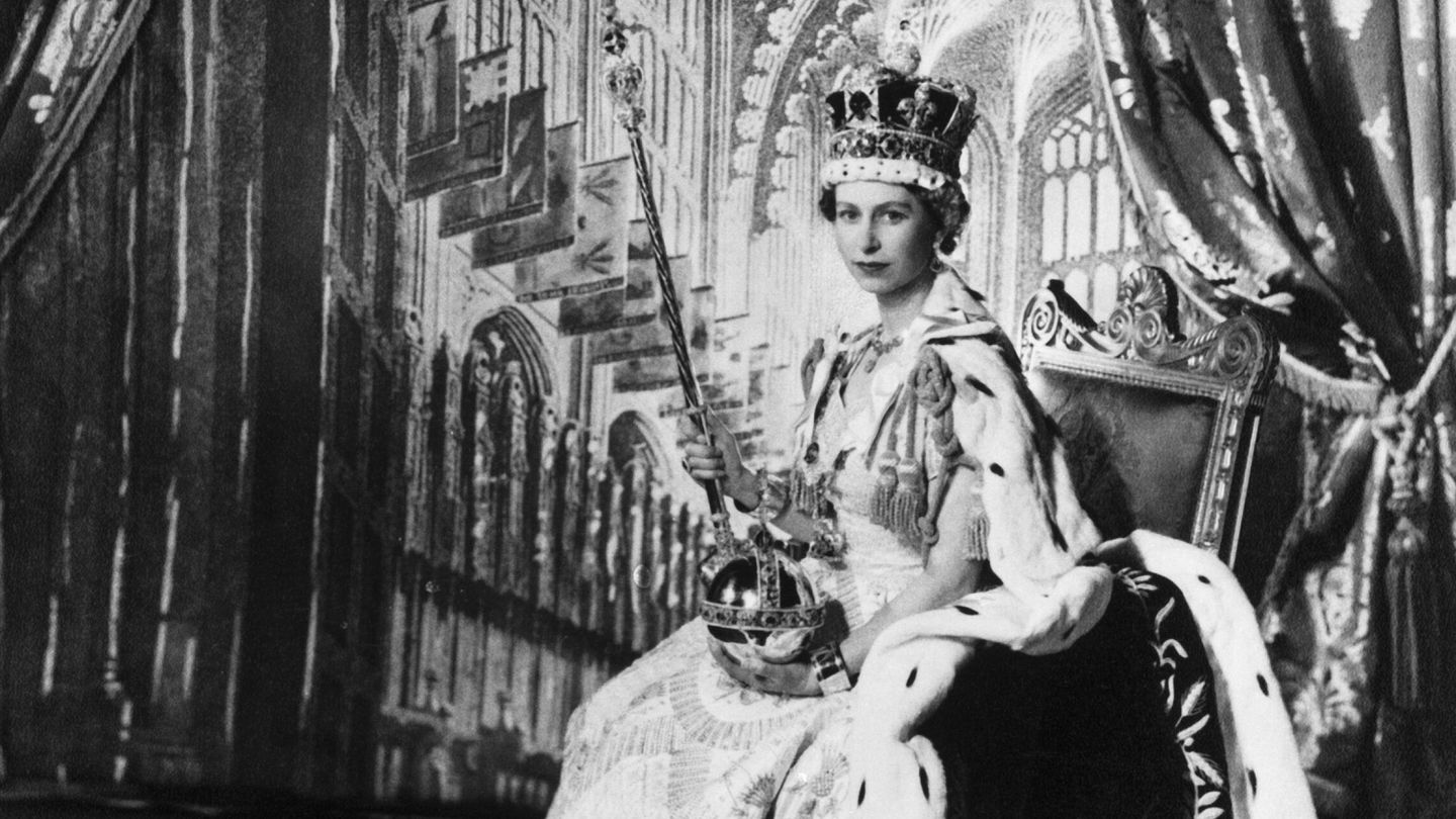 La reina Isabel II, el día de su coronación. (EFE/Cecil Beaton)