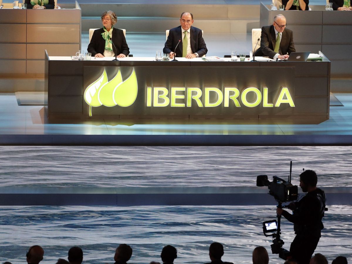 Foto: Ignacio Sánchez Galán, presidente de Iberdrola (en el centro), durante una junta de accionistas. (EFE)