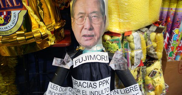 Foto: Vista de una piñata satírica del expresidente peruano Alberto Fujimori en una galería del mercado central de Lima. (EFE)