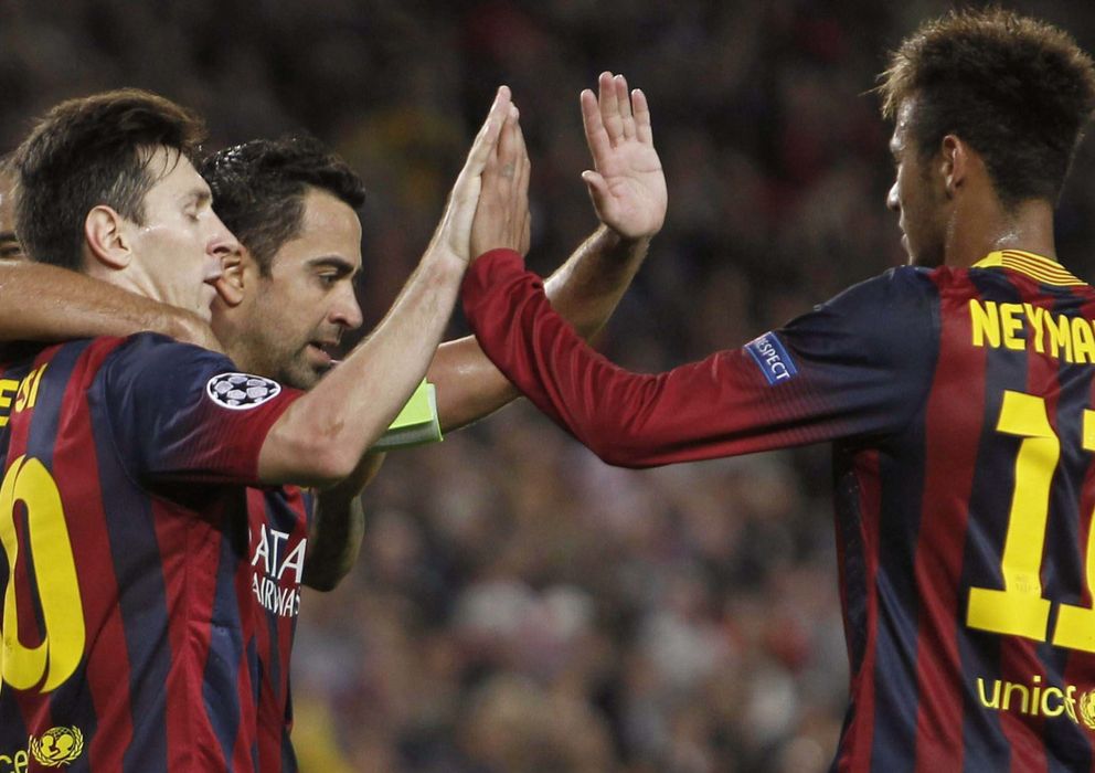 Foto: Xavi celebra un gol con Messi y Neymar