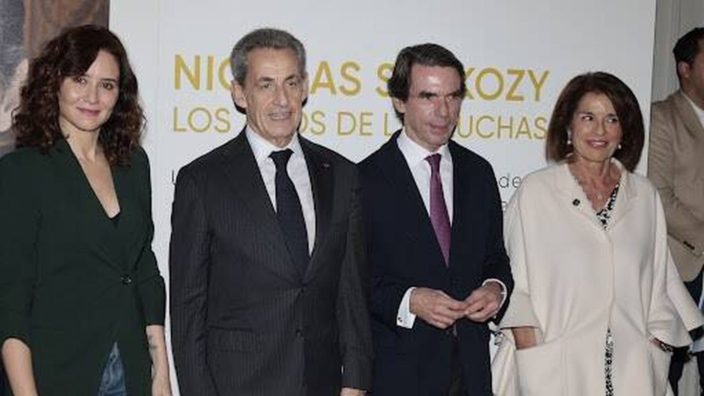 Isabel Díaz Ayuso, José María Aznar y Ana Botella, posando junto a Nicolas Sarkozy en la presentación de su libro. (Gtres)