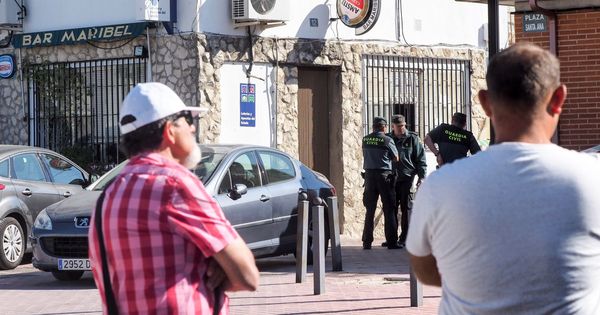 Foto:  Agentes de la Guardia Civil ante el bar de la localidad vallisoletana de Castrillo-Tejeriego. (EFE)