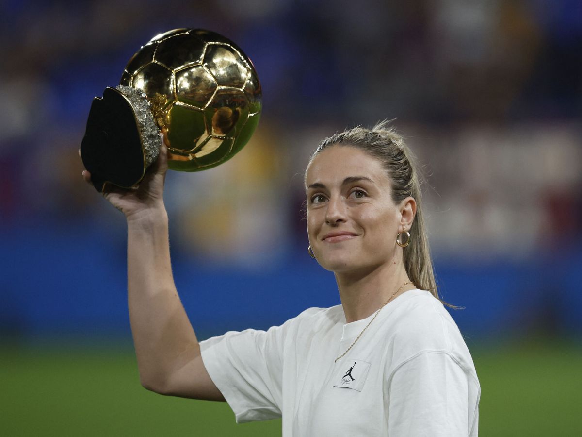 Foto: Alexia Putellas brinda su segundo Balón de Oro al Camp Nou. (Reuters/Albert Gea)
