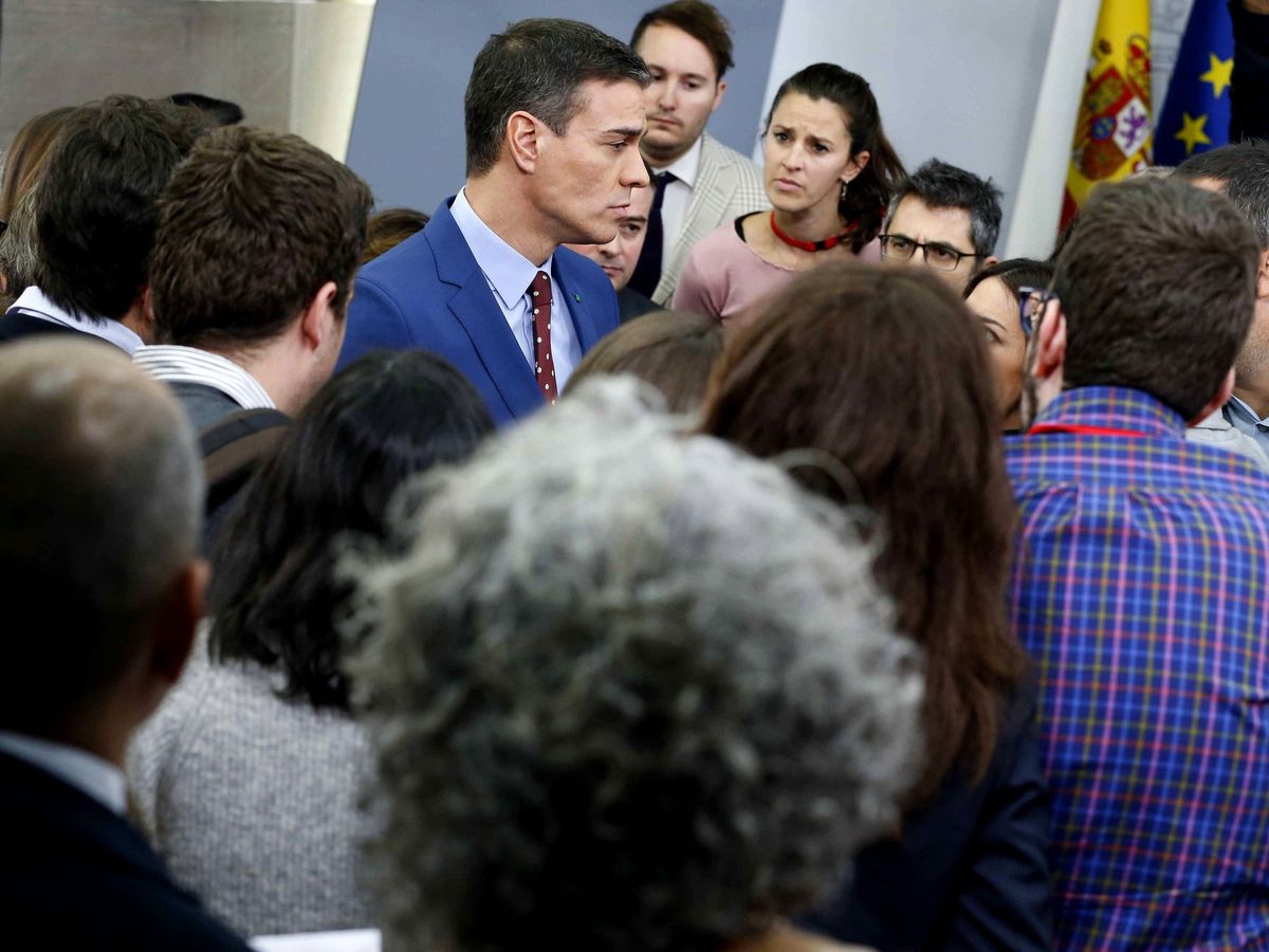 Foto: El presidente del Gobierno, Pedro Sánchez, conversa con algunos periodistas al término de una declaración institucional en Moncloa. (EFE) 