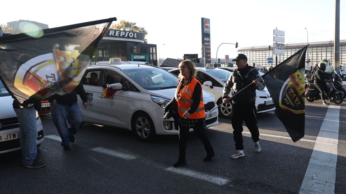 Cortes y confusión: taxistas de toda España protestan en Madrid contra Uber y Cabify