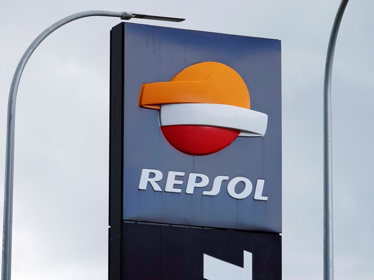 Foto: Detalle del logotipo de Repsol en una gasolinera en Málaga. (EFE/Mauritz Antin)