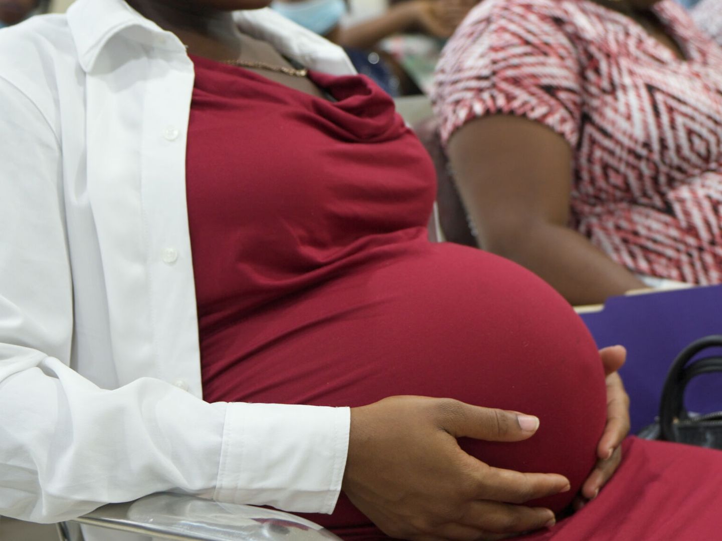 Fotografía cedida por el Fondo de Población de Naciones Unidas de mujeres en estado de embarazo en la ciudad de Santo Domingo (República Dominicana)