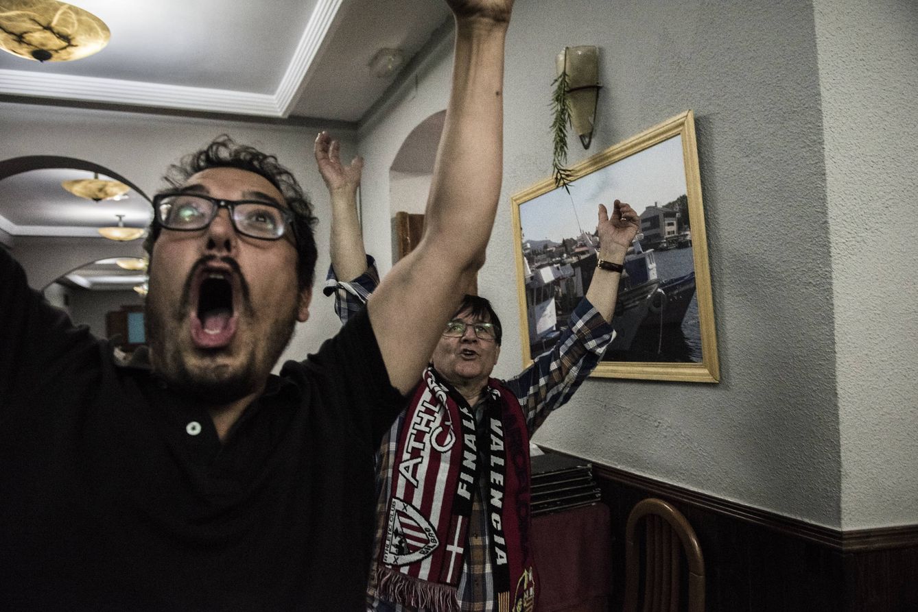 Miguel y Esteban celebran la victoria del FC Barcelona frente al Eibar. Foto: Natalia Lázaro Prevost