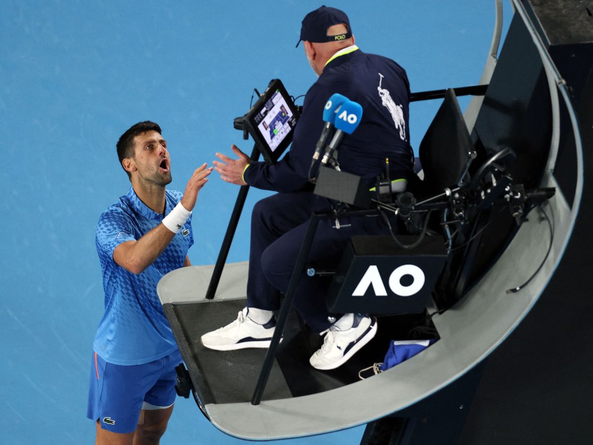 Foto: Novak Djokovic, quejándose al juez de silla. (Reuters/Loren Elliott)
