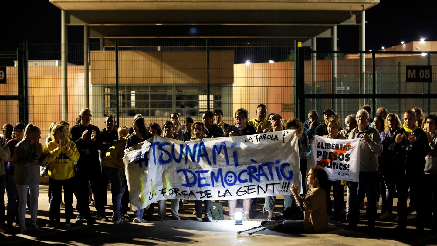 Manifestantes a la puerta de la prisión de Lledoners (Reuters)