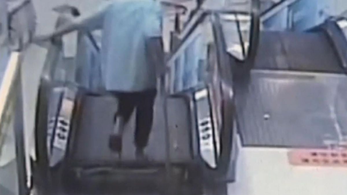 Amputan el pie a un hombre tras quedársele pillado en una escalera mecánica