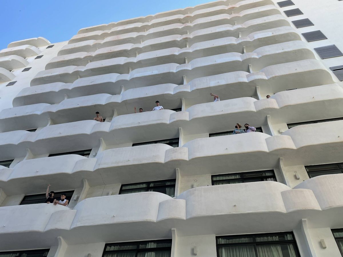 Foto: Adolescentes confinados en los balcones del hotel Palma Bellver. (D.B.)