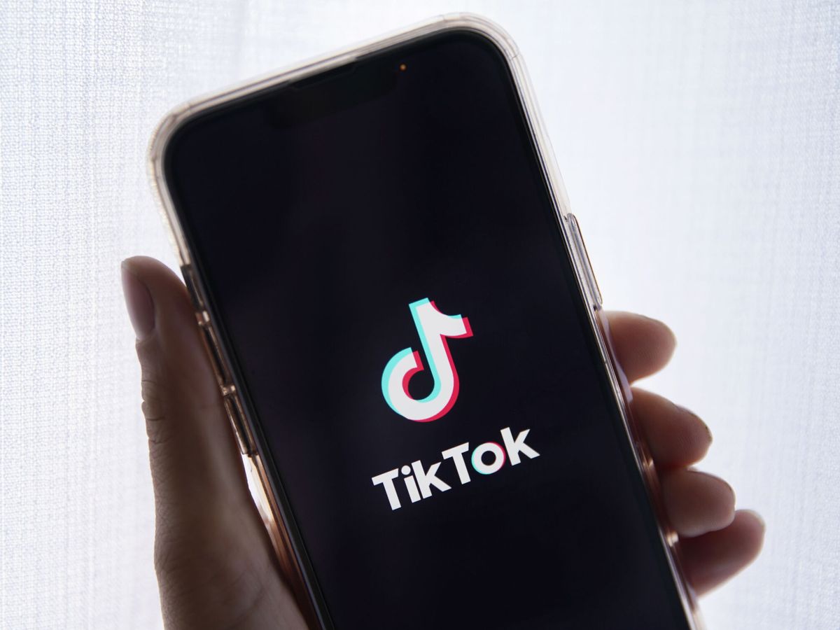Foto: El logo de TikTok en una pantalla de móvil. (EFE/EPA/Caroline Brehman)