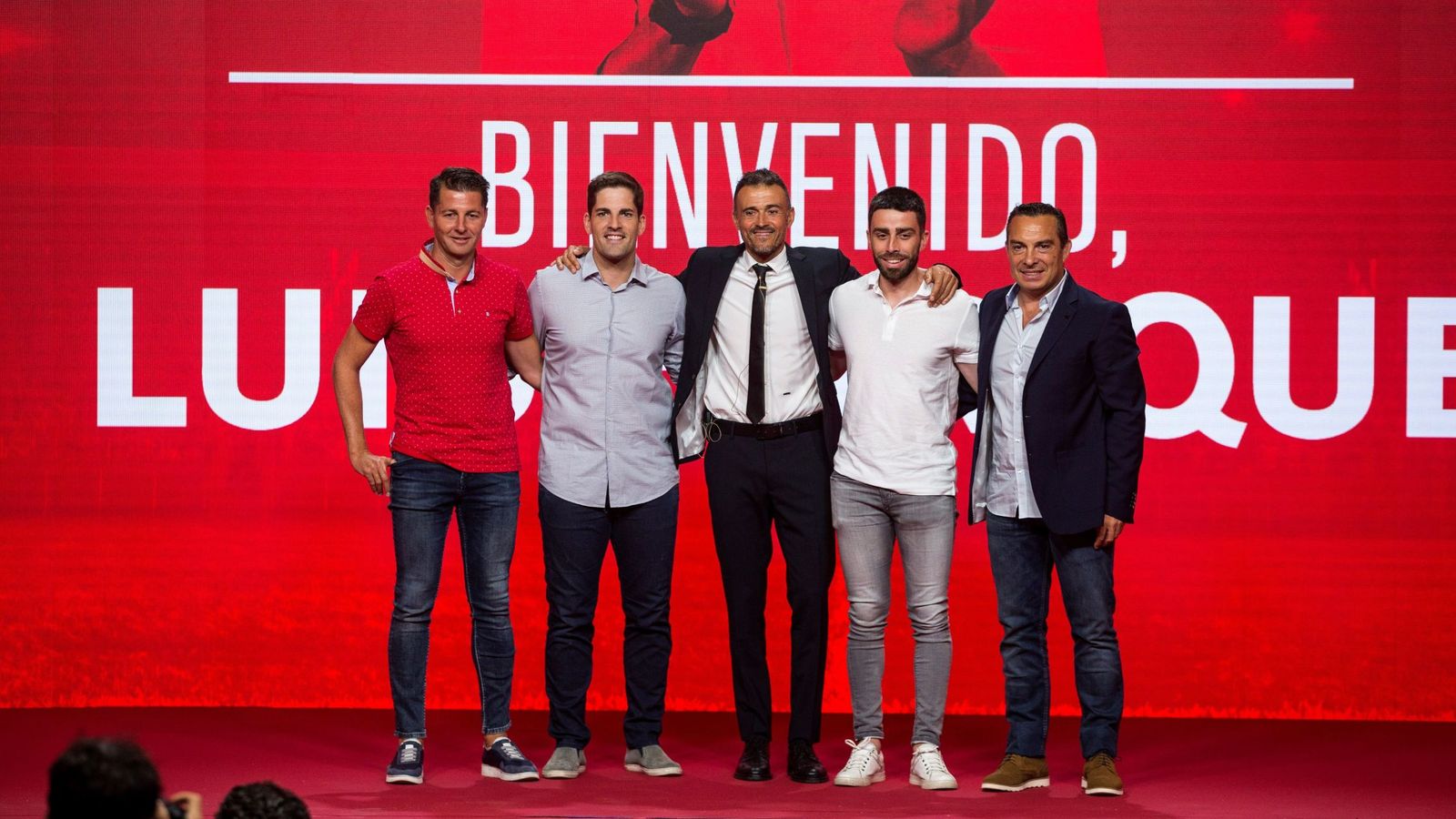 Foto: Luis Enrique posa con su equipo de trabajo en el que se encuentra Joaquín Valdés -el primero empezando por la izquierda-. (Efe)