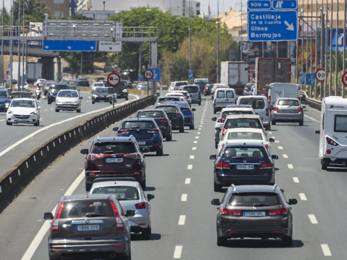 Foto: Tráfico denso y obras son algunas de las incidencias que se han encontrado los automovilistas (EFE/Raúl Caro)