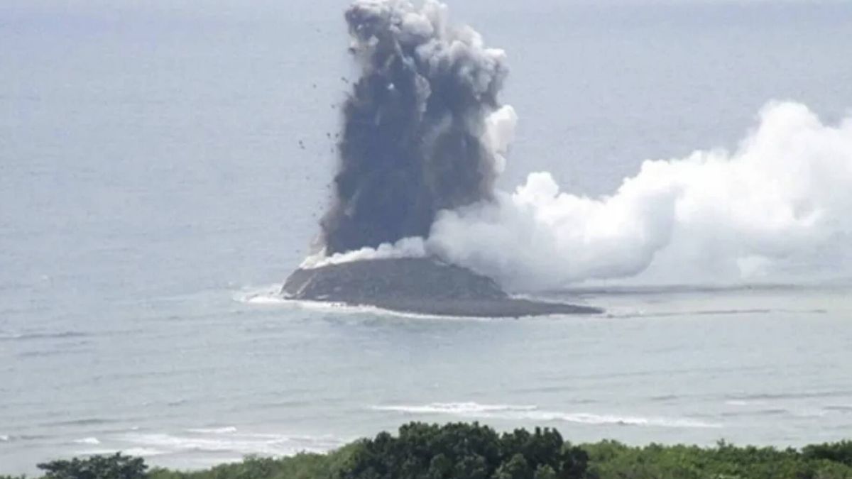 El sorprendente vídeo que muestra el nacimiento de la última isla volcánica de Japón
