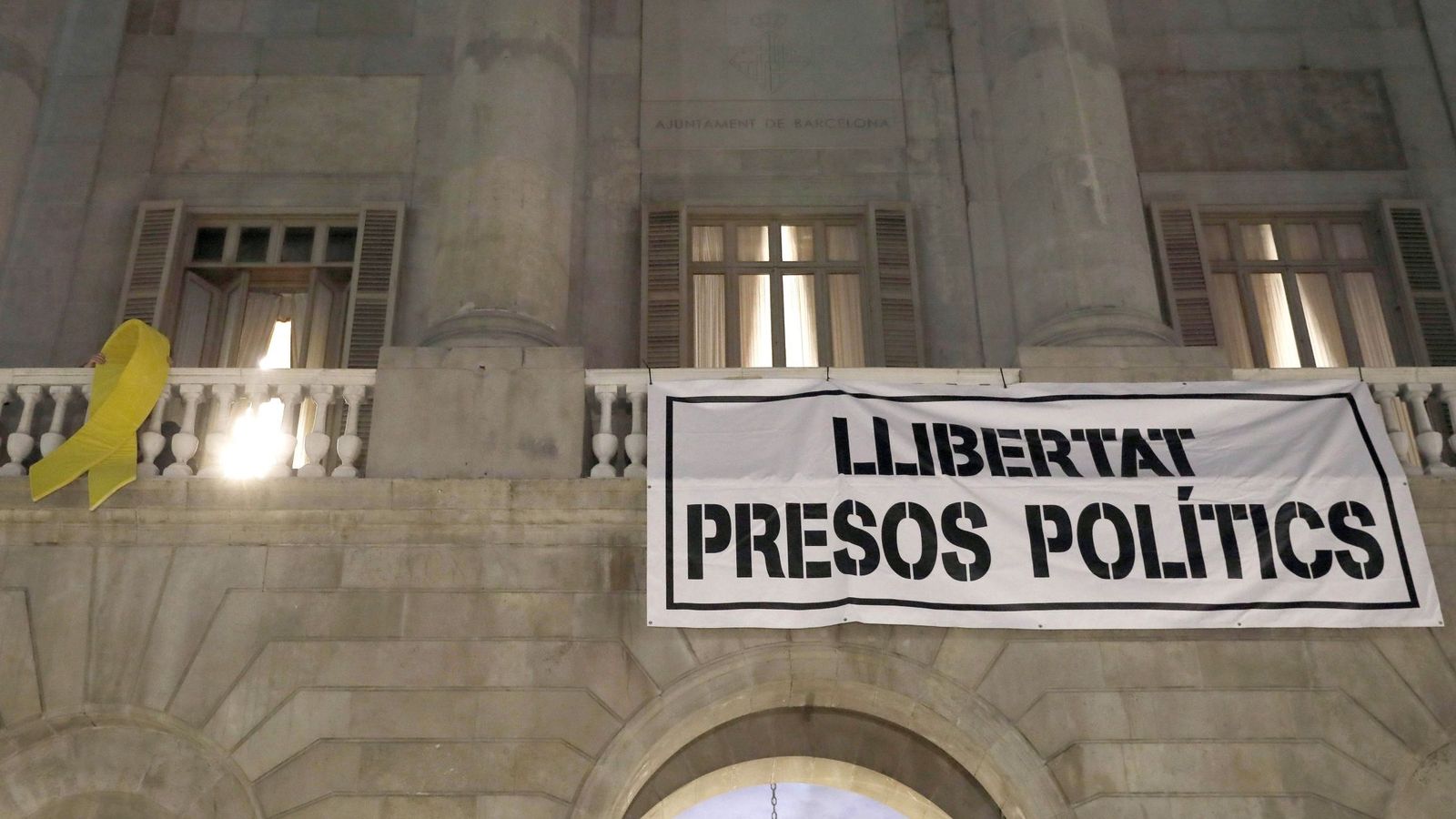 Foto: Vista del balcón del Ayuntamiento de Barcelona tras colgar la pancarta de "Llibertat presos politics". (EFE)