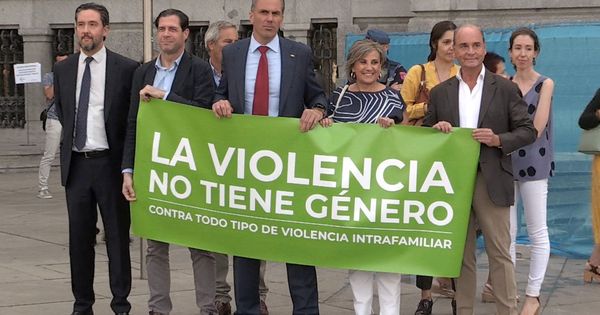 Foto: El portavoz de Vox en Madrid ciudad, Javier Ortega Smith (4i), muestra una pancarta propia, durante el minuto de silencio contra los asesinatos machistas. (EFE)