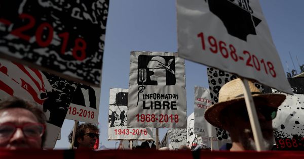Foto: Portugueses celebran el aniversario de la Revolución de los Claveles en Lisboa. (Reuters) 