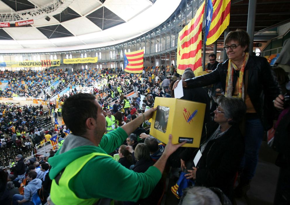 Foto: Votaciones de la Asamblea Nacional Catalana (ANC) en la plaza de toros Tarraco Arena sobre sus movilizaciones (Efe).