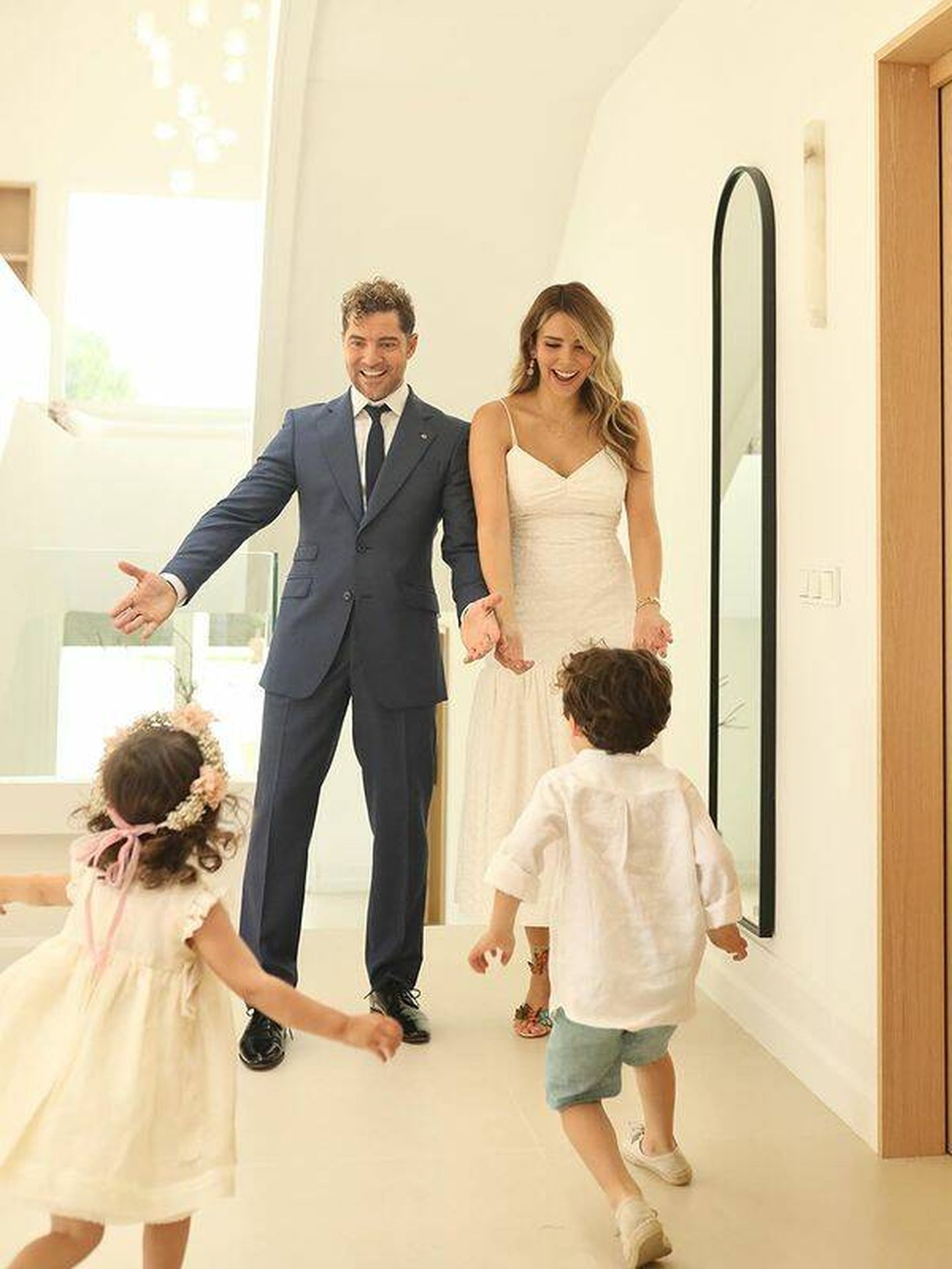 Rosanna Zanetti y David Bisbal, con sus pequeños Bianca y Matteo. (Instagram/@rosannazanetti)