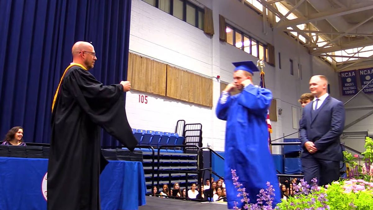 Una ovación en silencio: así graduó un instituto a un estudiante con autismo