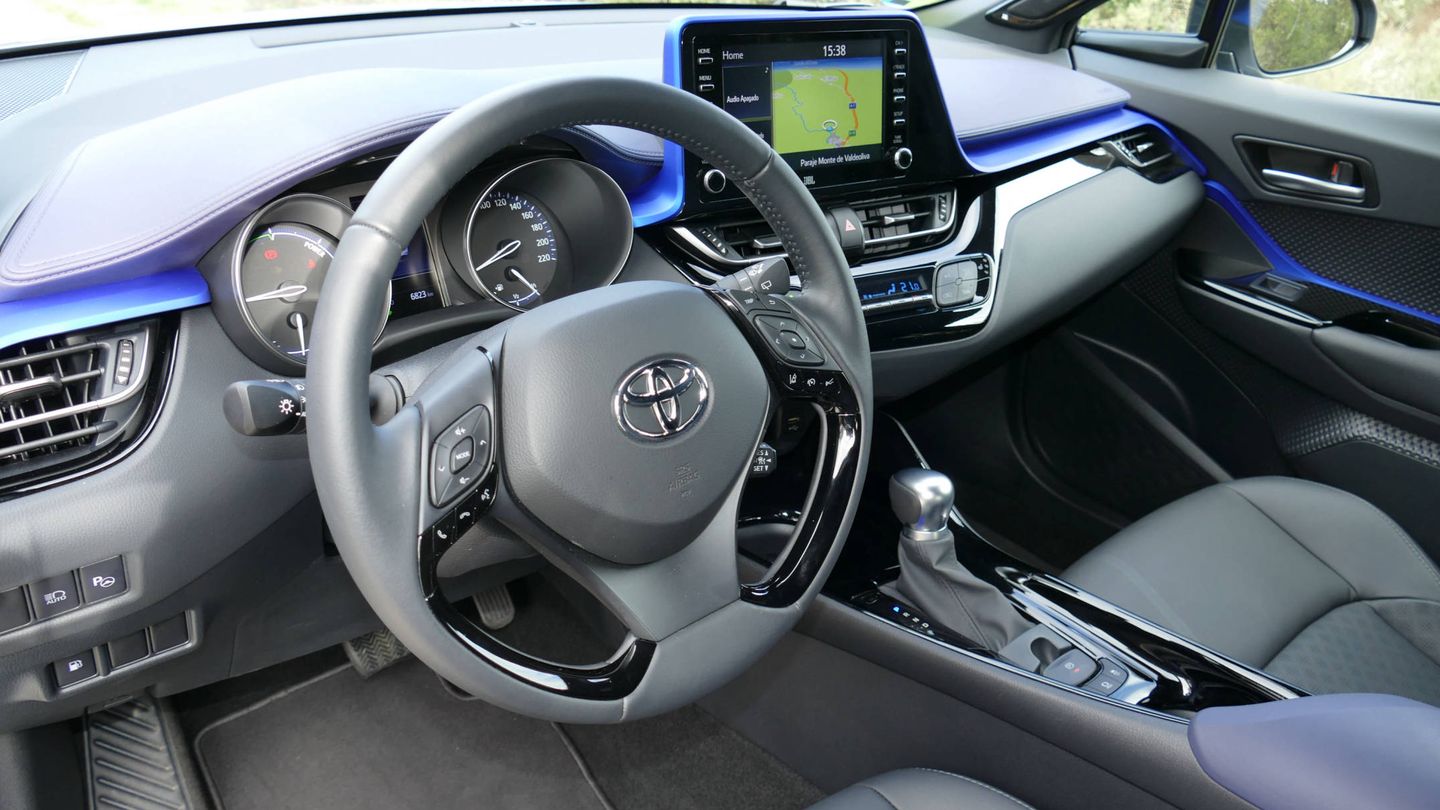 Estética moderna también en el interior del Toyota CH-R. 