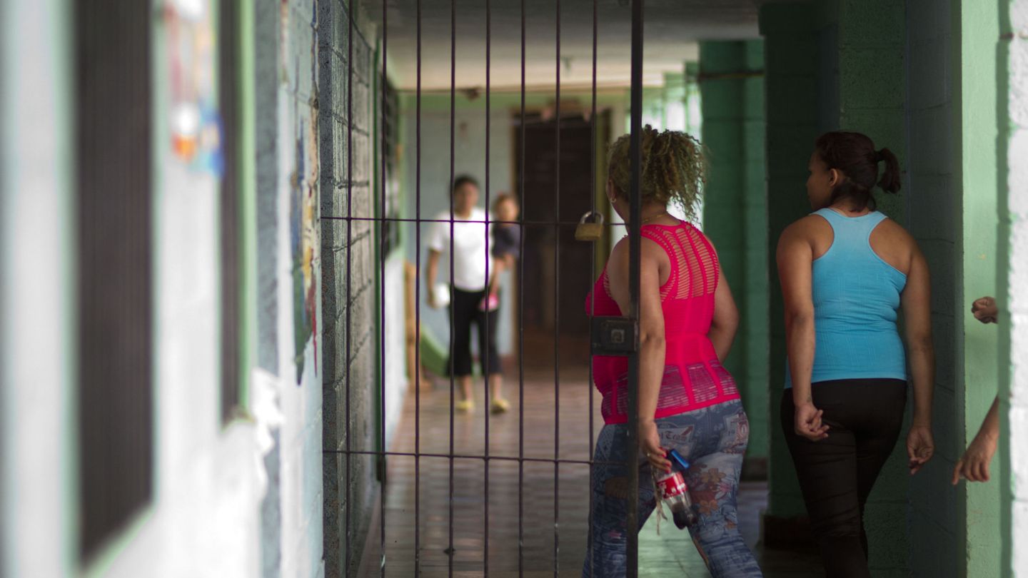 Imagen de archivo de dos reclusas en el Centro Femenino de Adaptación Social de Honduras, en el norte. (EFE)