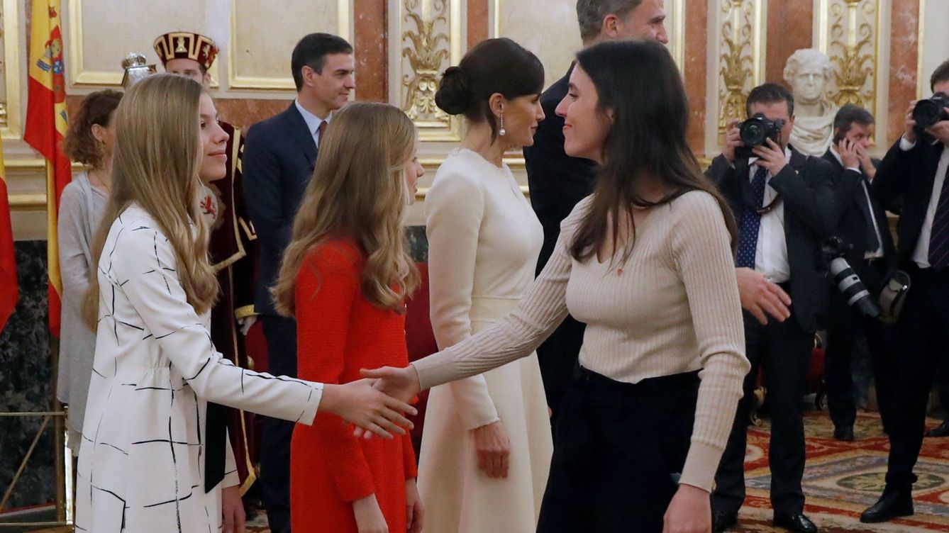 Foto: Los reyes, Felipe y Letizia, la princesa Leonor y la infanta saludan a la ministra de Igualdad, Irene Montero (EFE)