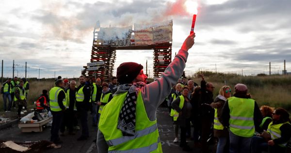 Foto: Manifestantes de los "chalecos amarillos" bloquean el acceso a una refinería de petróleo de Frontignan (Francia). (EFE)