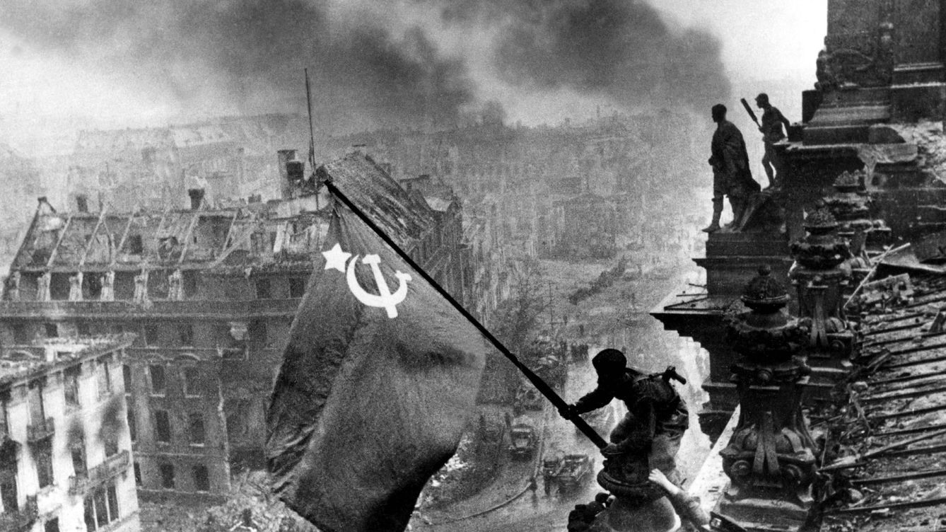 Foto: Un soldado ruso alza la bandera de la URSS en el Reichstag de Berlín. (EFE/Evgenij Chaldej)