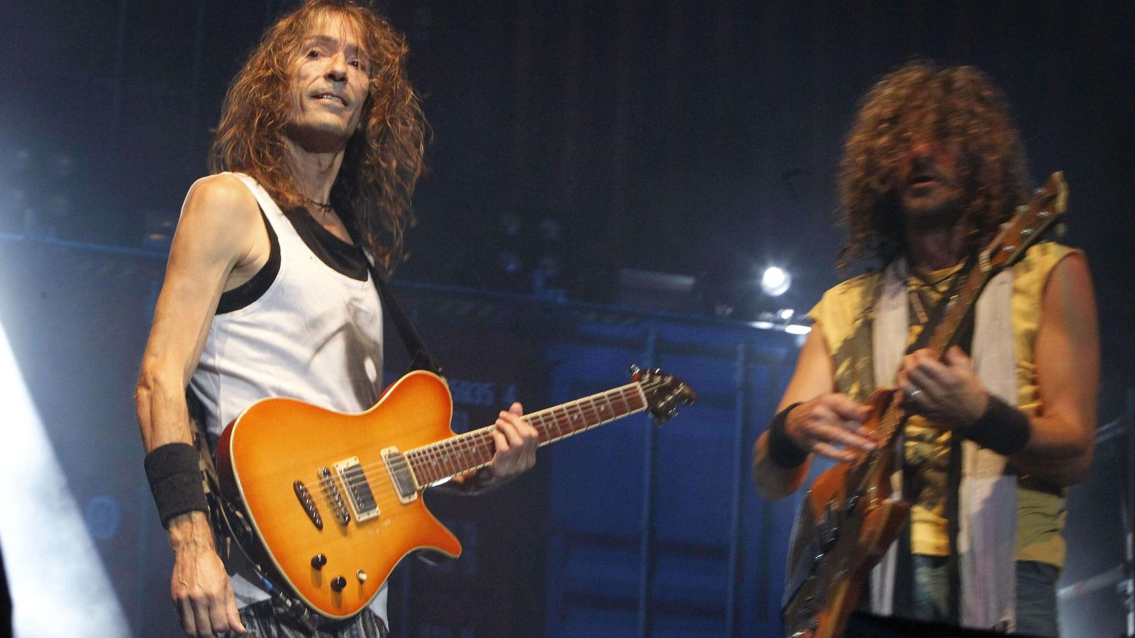 Foto: Roberto Iniesta (i) e Iñaki Antón, guitarristas de Extremoduro, en la gira de 2014.