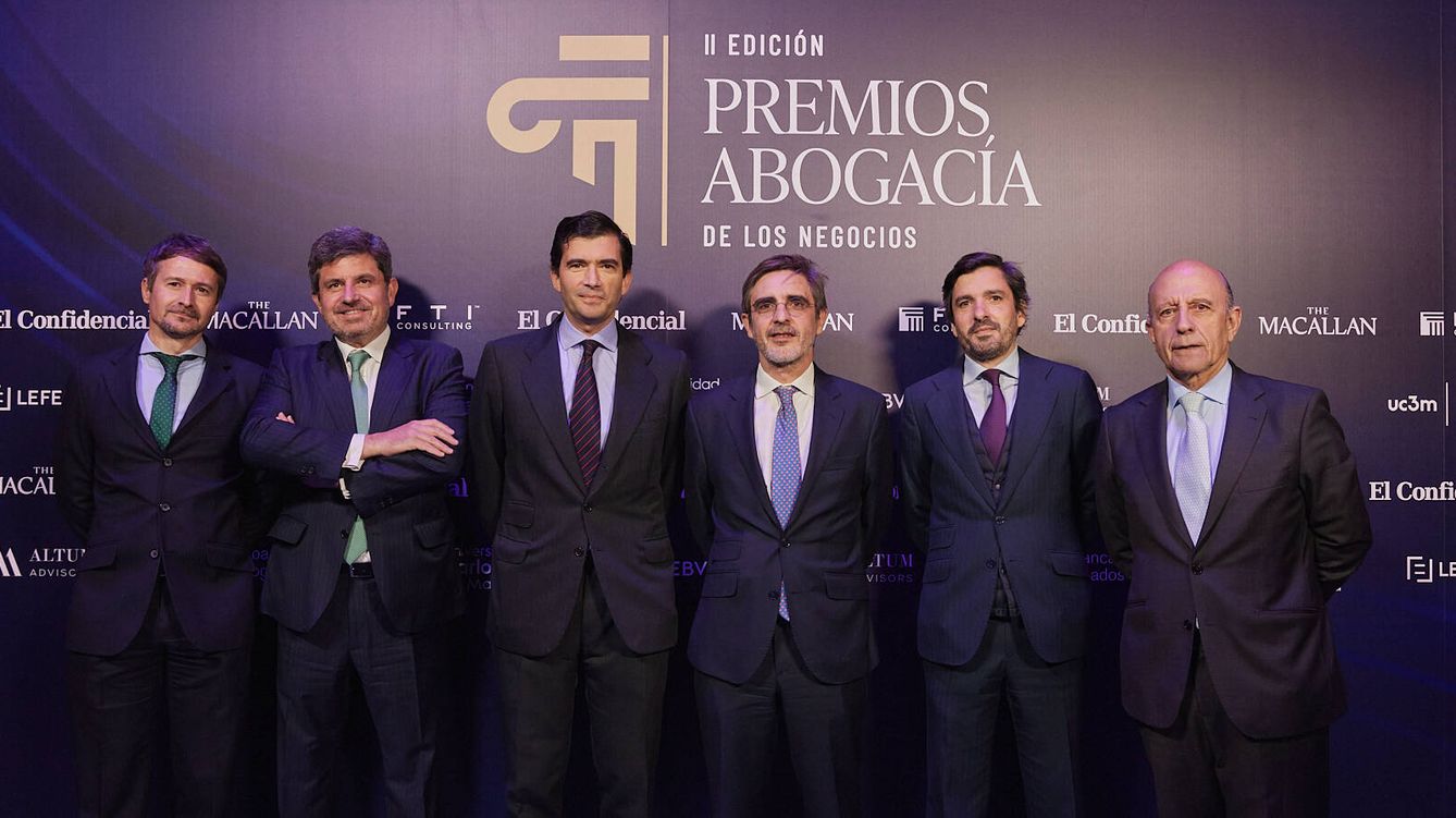 Miembros de Gómez-Acebo & Pombo, junto a José Antonio Zarzalejos, de El Confidencial.