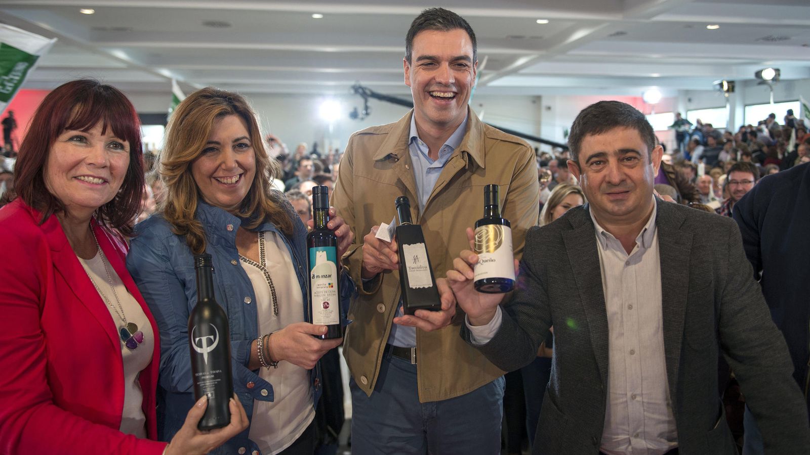 Foto: Susana Díaz y Pedro Sánchez posan con botellas de aceite con Micaela Navarro y Francisco Reyes en Jaén. (EFE)