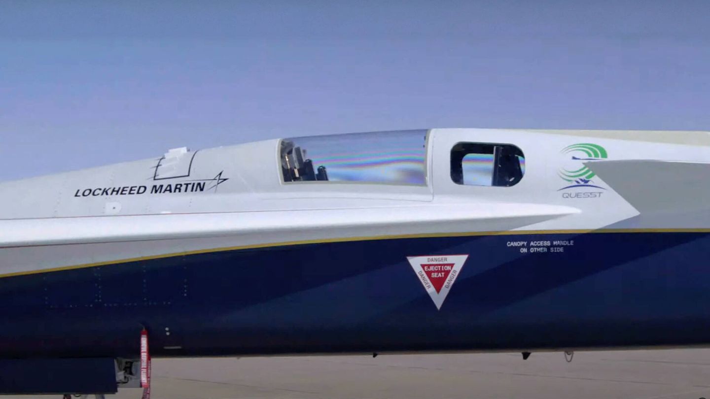 Detalle de la cabina sin visión frontal del X-59 sobre la pista de Skunk Works en California. (NASA)