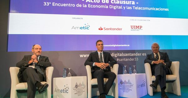 Foto: El presidente del Gobierno en funciones, Pedro Sánchez (c), el presidente de Banco Santander España, Rodrigo Echenique, y el presidente de Ametic, Pedro Mier (i), durante la clausura del encuentro. (EFE)