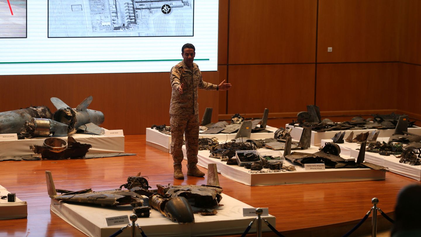 El coronel Turki Al-Malik muestra los restos de los misiles encontrados tras el ataque durante una rueda de prensa. (Reuters)