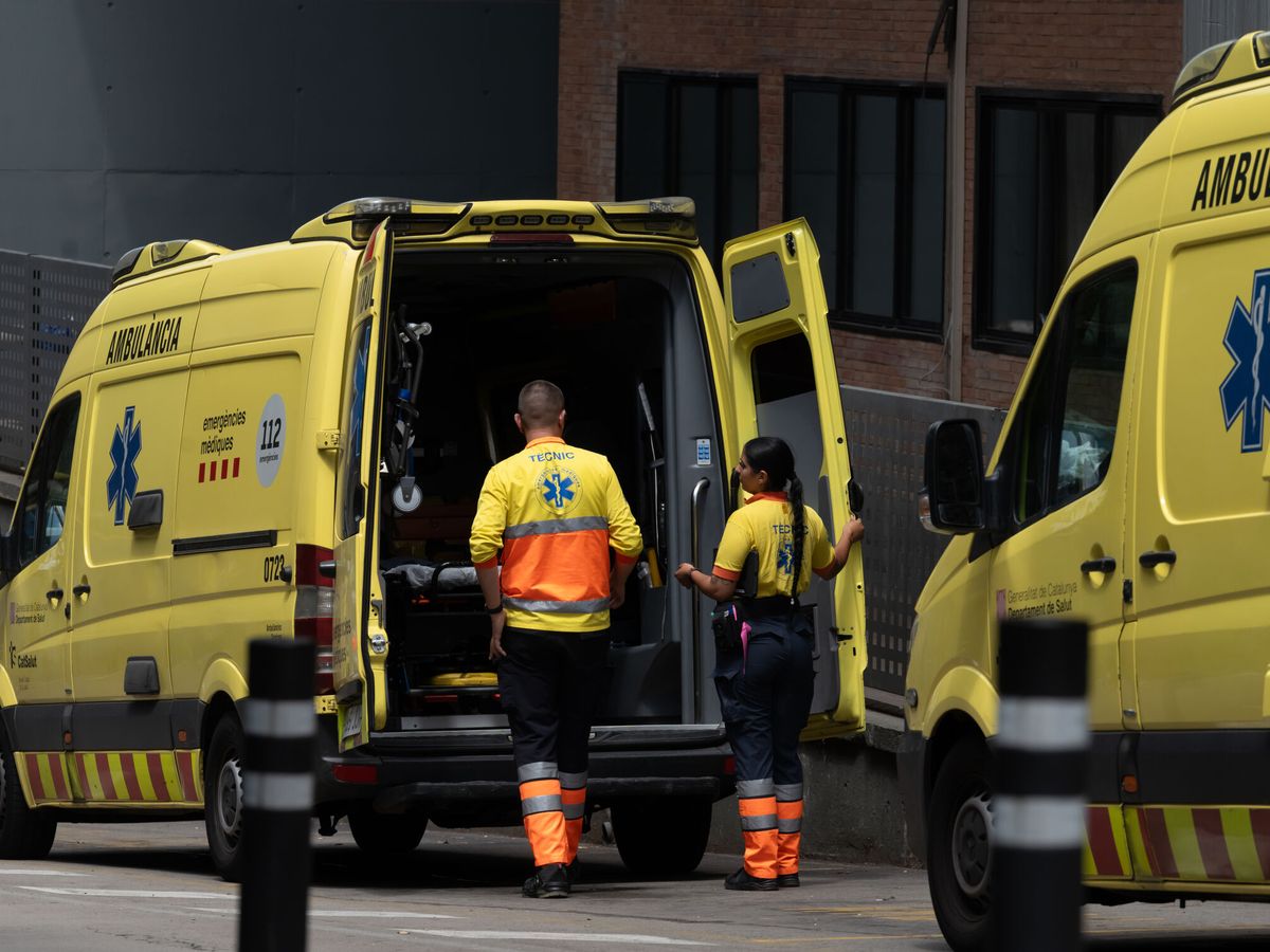 Foto: Dos sanitarios trabajan en una ambulancia en imagen de archivo. (Europa Press/David Zorrakino) 