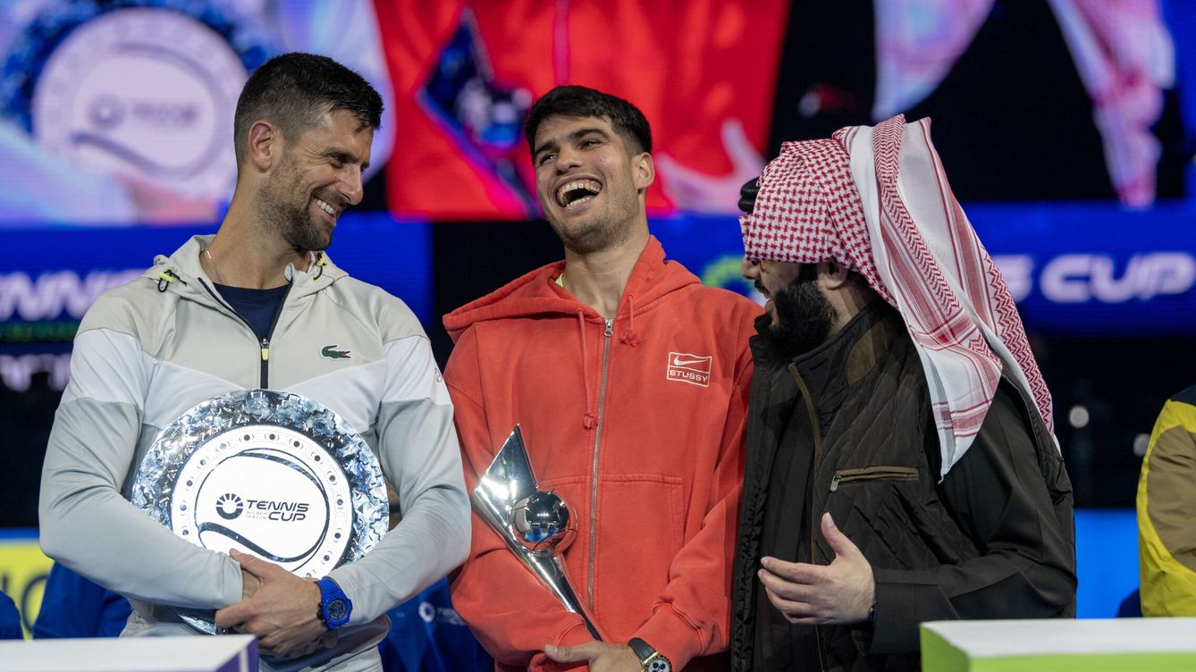 Foto: Novak Djokovic y Carlos Alcaraz, en un torneo de exhibición en Riad. (EFE/STR)