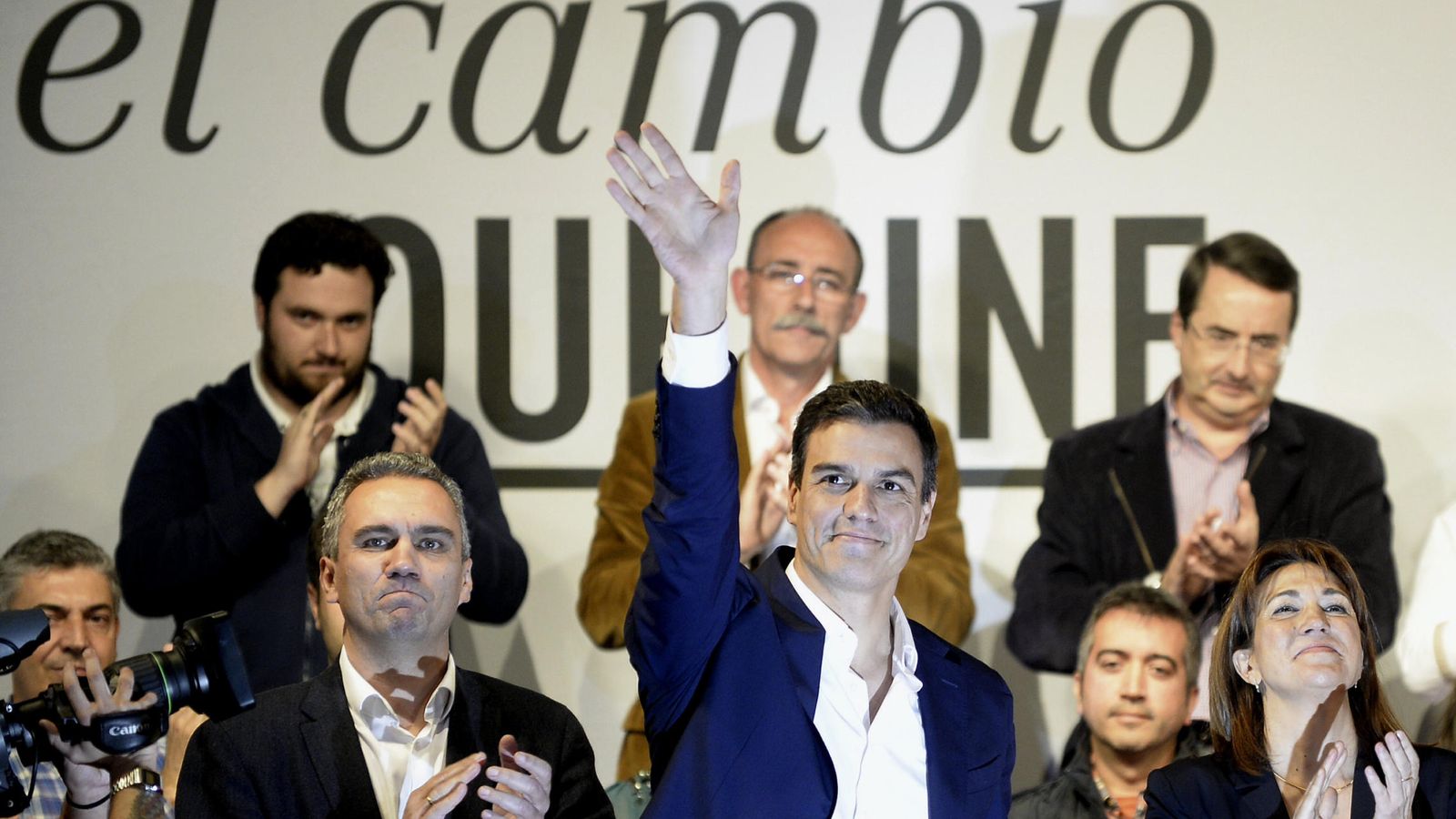 Foto: Pedro Sánchez, este 9 de noviembre a su llegada al mitin de Valladolid. Le flanquean el secretario provincial, Javier Izquierdo, y la número uno al Congreso, Soraya Rodríguez. (EFE)