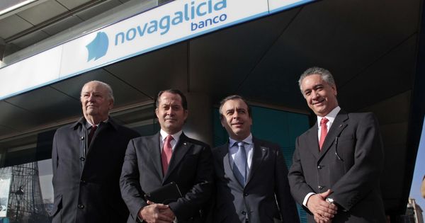 Foto: l presidente de Banesco, Juan Carlos Escotet (2i), acompañado por el presidente del Banco Etcheverría, Javier Etcheverría (i) y su consejero delegado Francisco Botas. (EFE)
