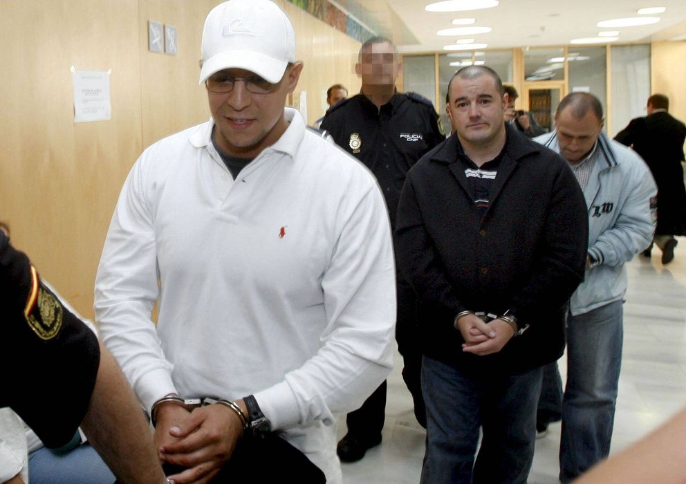 Foto: Rafa Zouhier (i), condenado a diez años por el tráfico de explosivos para los atentados del 11-M. (EFE)