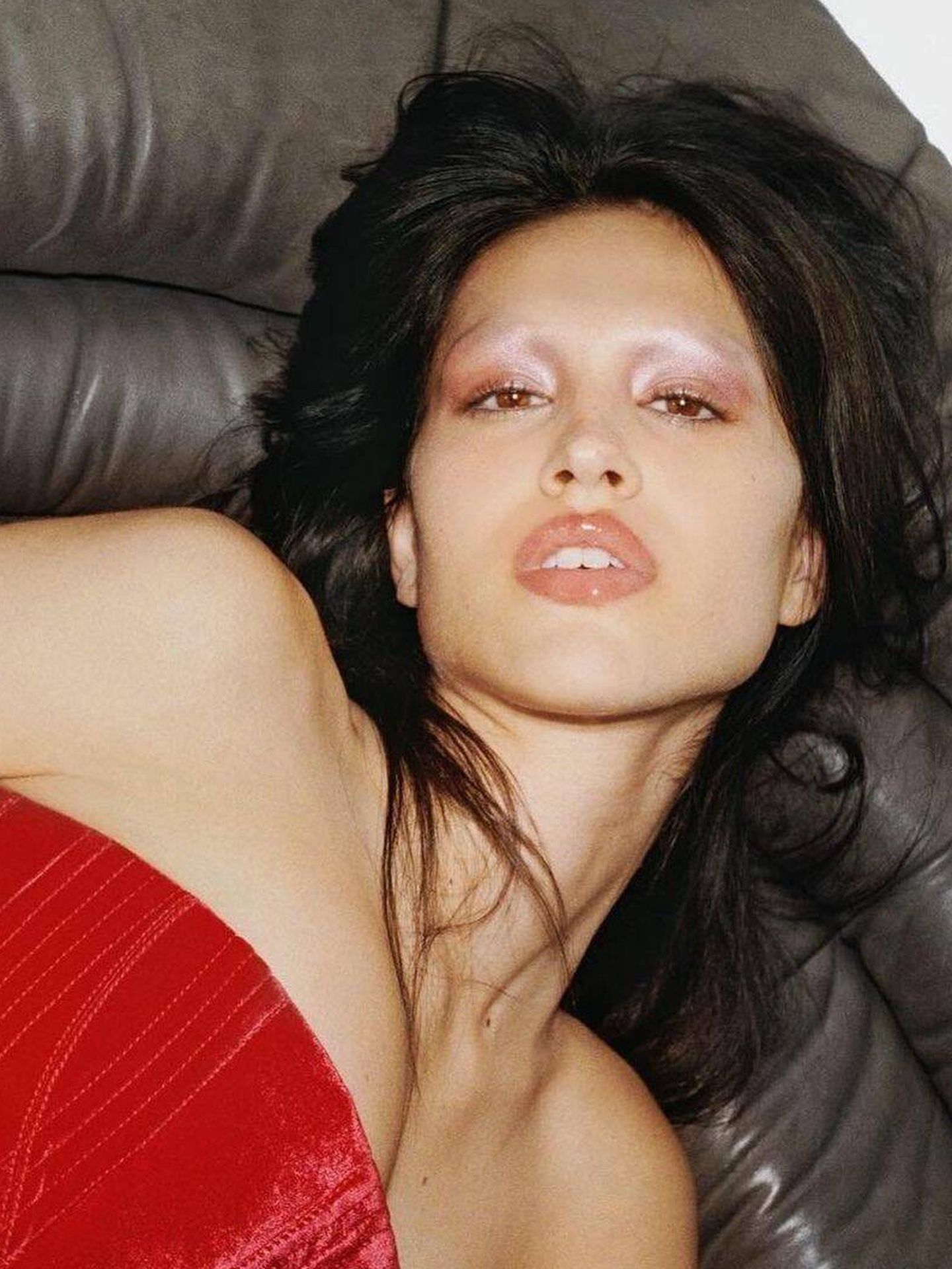 La modelo Amelia Gray, con maquillaje 'voguish vampire' y sombras satinadas Y2K. (Instagram/@ameliagray)