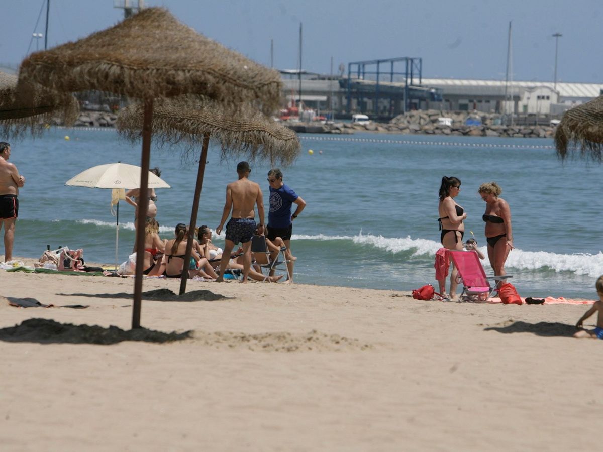 Foto: Varias personas en una playa de Melilla. (EFE/F. G. Guerrero)