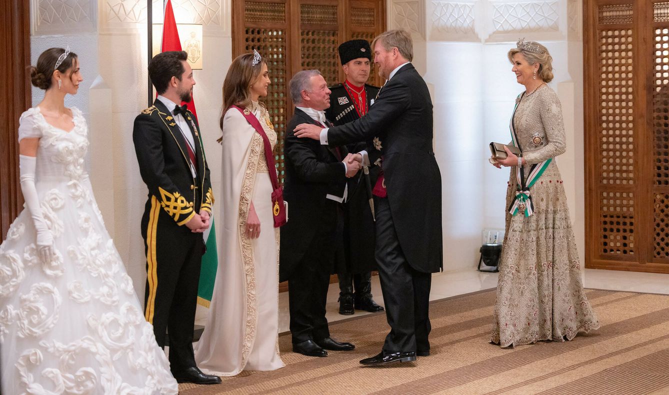 Rania de Jordania junto a Hussein y Rajwa el día de su boda. (RHC)