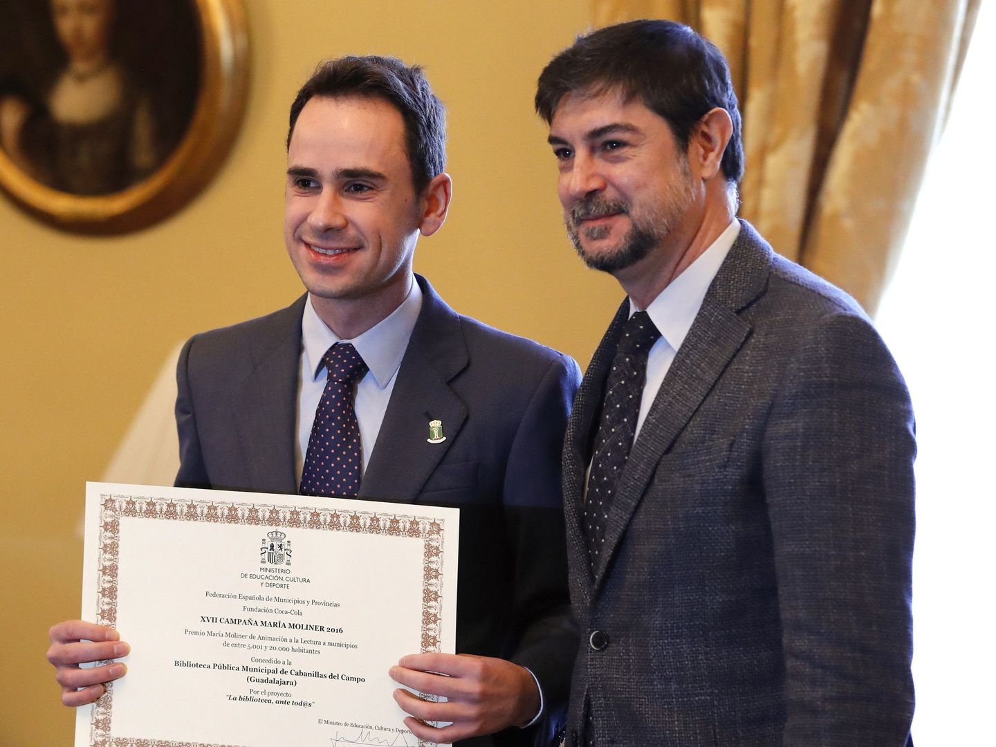 José García Salinas (izquierda), alcalde socialista de Cabanillas del Campo, recibe el Premio María Moliner de Animación a la Lectura, el pasado 8 de febrero de 2017. (EFE)
