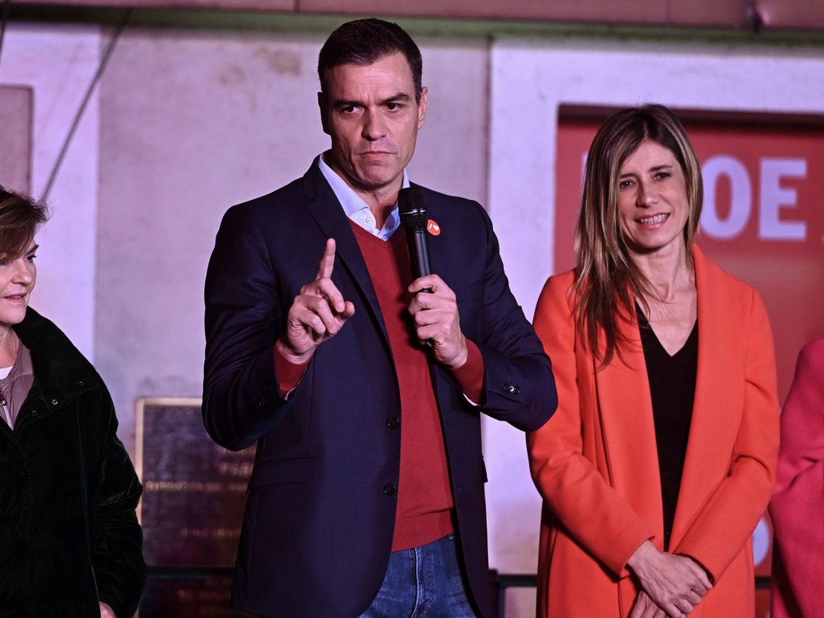 Foto: El presidente del Gobierno, Pedro Sánchez, junto a su mujer, Begoña Gómez (d). (EFE/Juanjo Martín)
