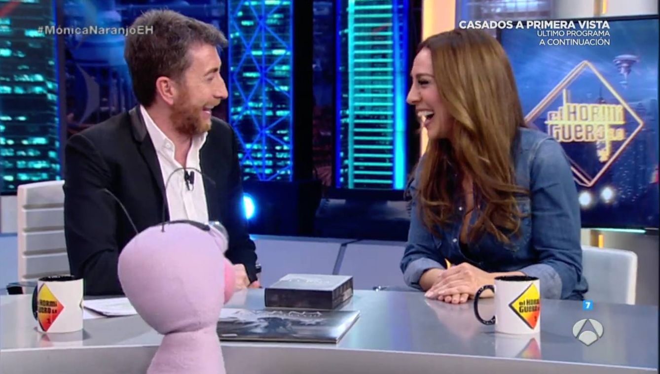 Mónica Naranjo y Pablo Motos bromean en 'El Hormiguero'. 