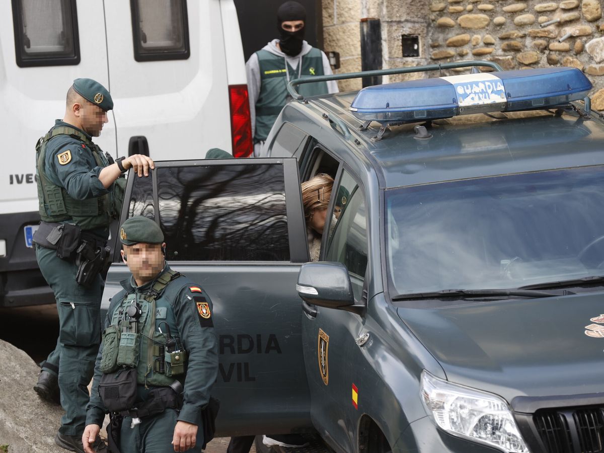 Foto: Varios agentes de la Guardia Civil en una imagen de archivo. (EFE/Miguel Toña))