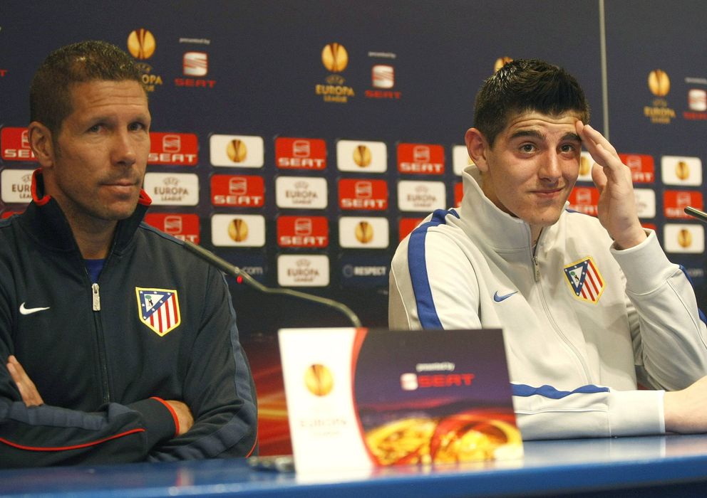 Foto: Simeone tiene plena confianza en Courtois. En la imagen, ambos antes de un partido del Atlético de Madrid en la Europa League en 2012.